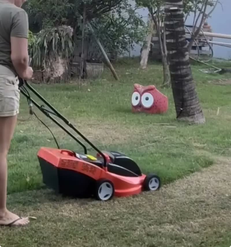 foto de Cortador de Grama Elétrico 1300W com coletor Tramontina – Alta Performance e Facilidade no Uso