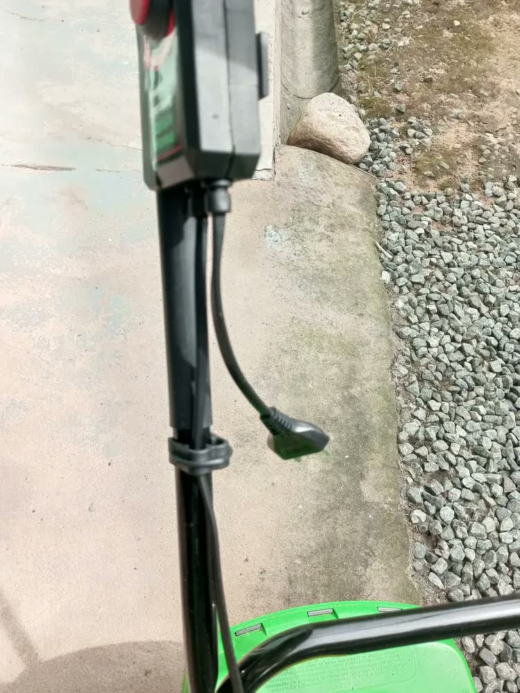foto de Cortador de grama elétrico Trapp WM 350 de 1300W e cor verde/preto