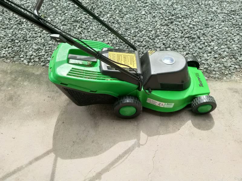 foto de Cortador de grama elétrico Trapp WM 350 de 1300W e cor verde/preto