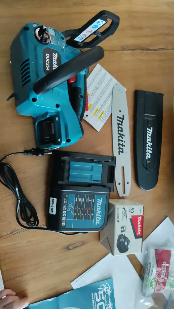 foto de Motosserra elétrica a bateria Makita DUC254Z cor azul Sem Bateria / Sem Carregador