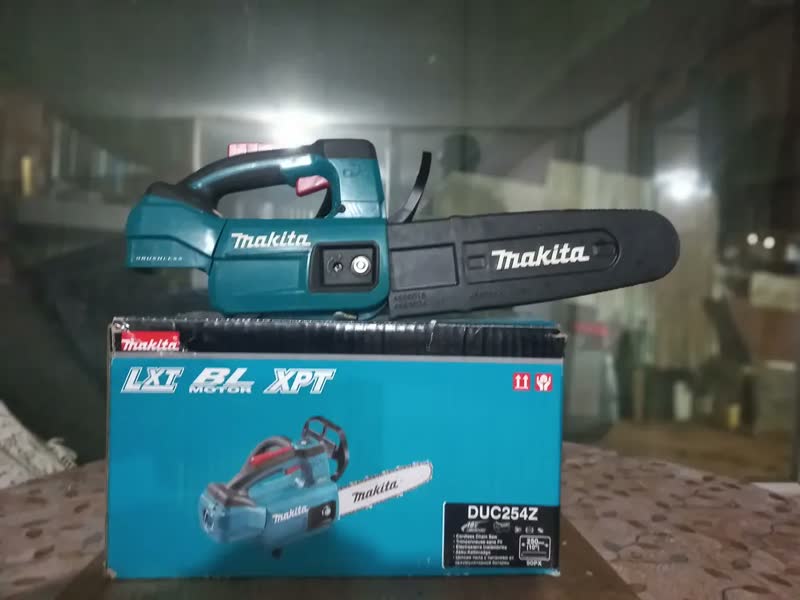 foto de Motosserra elétrica a bateria Makita DUC254Z cor azul Sem Bateria / Sem Carregador