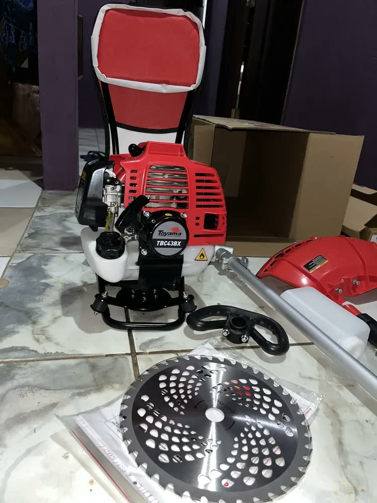 foto de Desmalezadora de Mochila Toyama 42.7cc Motor 2T Eje Recto con Disco y Tanza Modelo TBC43BX