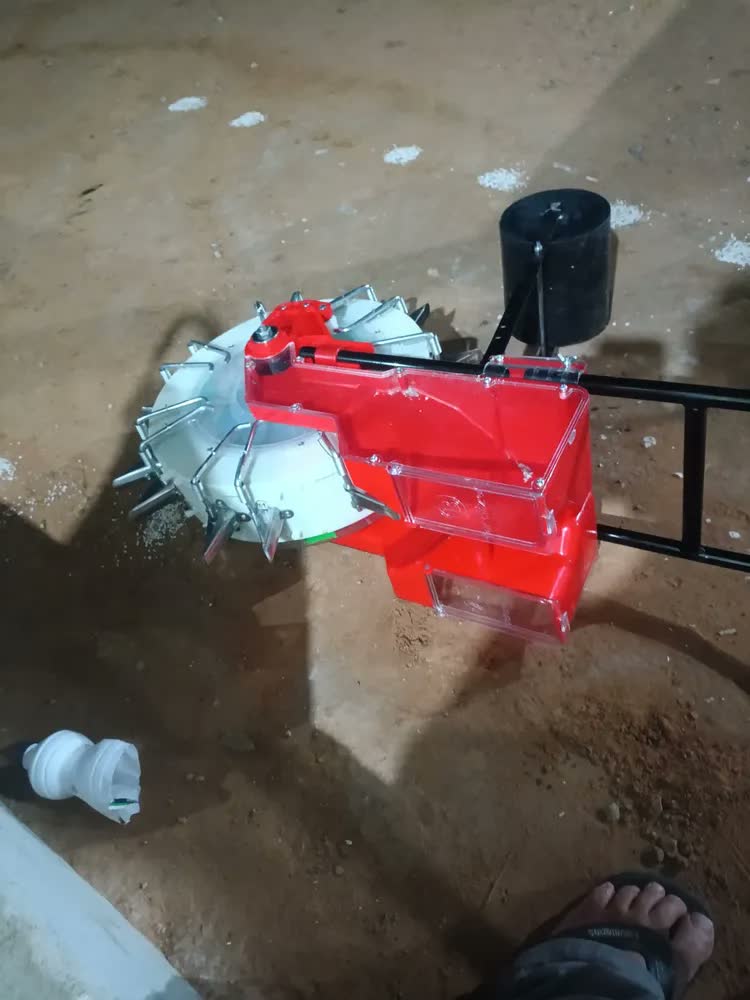 foto de Plantadeira Adubadeira De Empurrar Manual Motocultivador