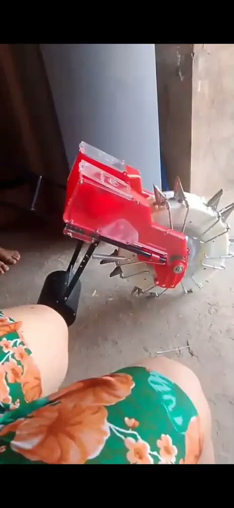 foto de Plantadeira Adubadeira De Empurrar Manual Motocultivador
