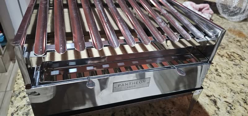 foto de Churrasqueira Móvel Pantheon Inox Mini Parrilla com Tijolos Refratários