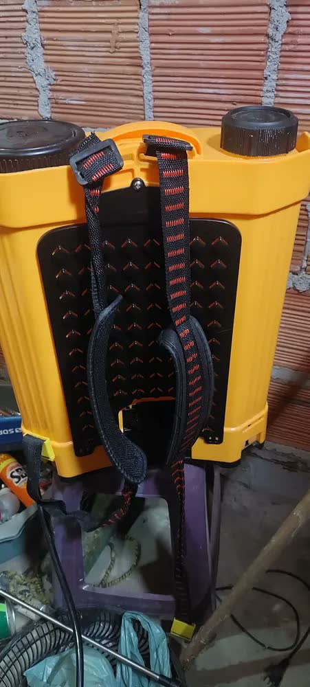 foto de Pulverizador Elétrico Costal Brudden SS20B 20L Cor Amarelo Com Bateria Recarregável 12V