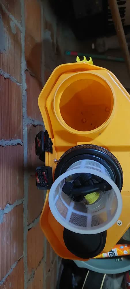 foto de Pulverizador Elétrico Costal Brudden SS20B 20L Cor Amarelo Com Bateria Recarregável 12V