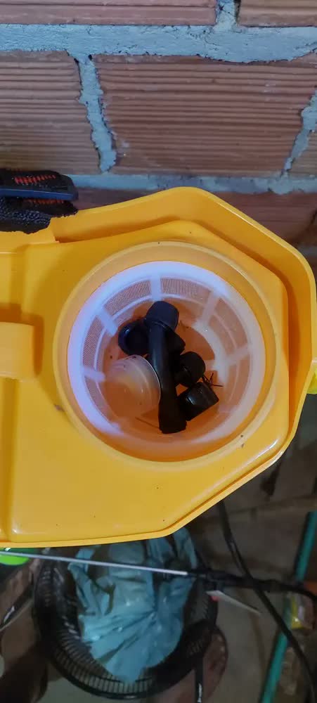 foto de Pulverizador Elétrico Costal Brudden SS20B 20L Cor Amarelo Com Bateria Recarregável 12V