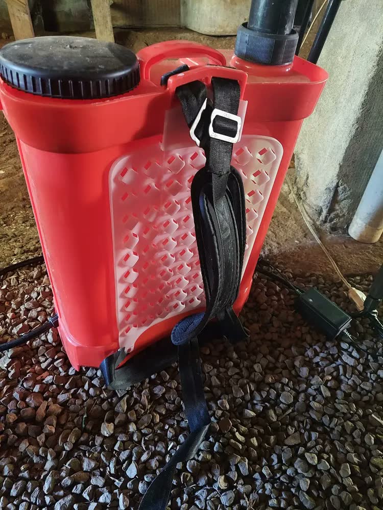 foto de Pulverizador Costal Stark Mochila Manual e Elétrico 20L Vermelho