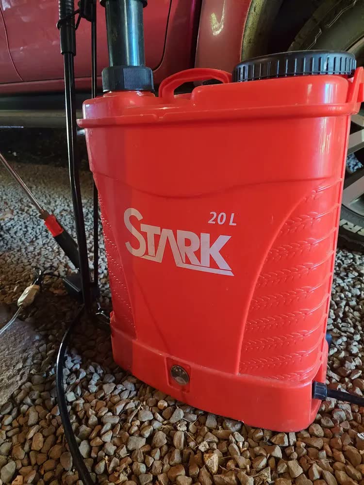 foto de Pulverizador Costal Stark Mochila Manual e Elétrico 20L Vermelho