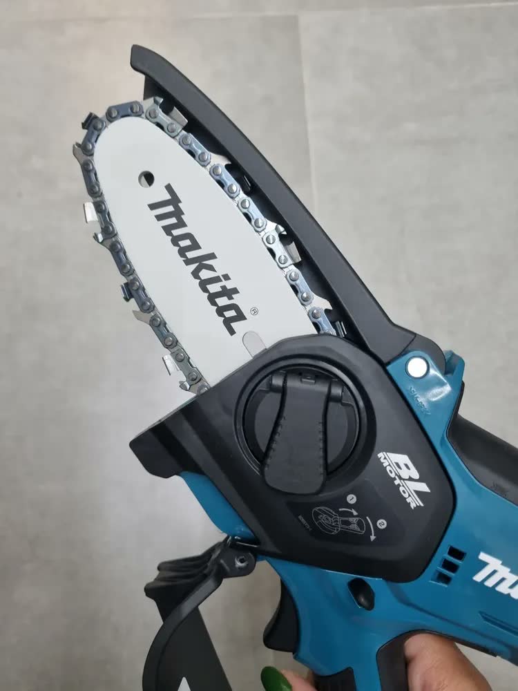 foto de Cortador Galhos Bateria 18v Makita DUC101Z01 Bl Sabre 100mm Cor Azul-turquesa