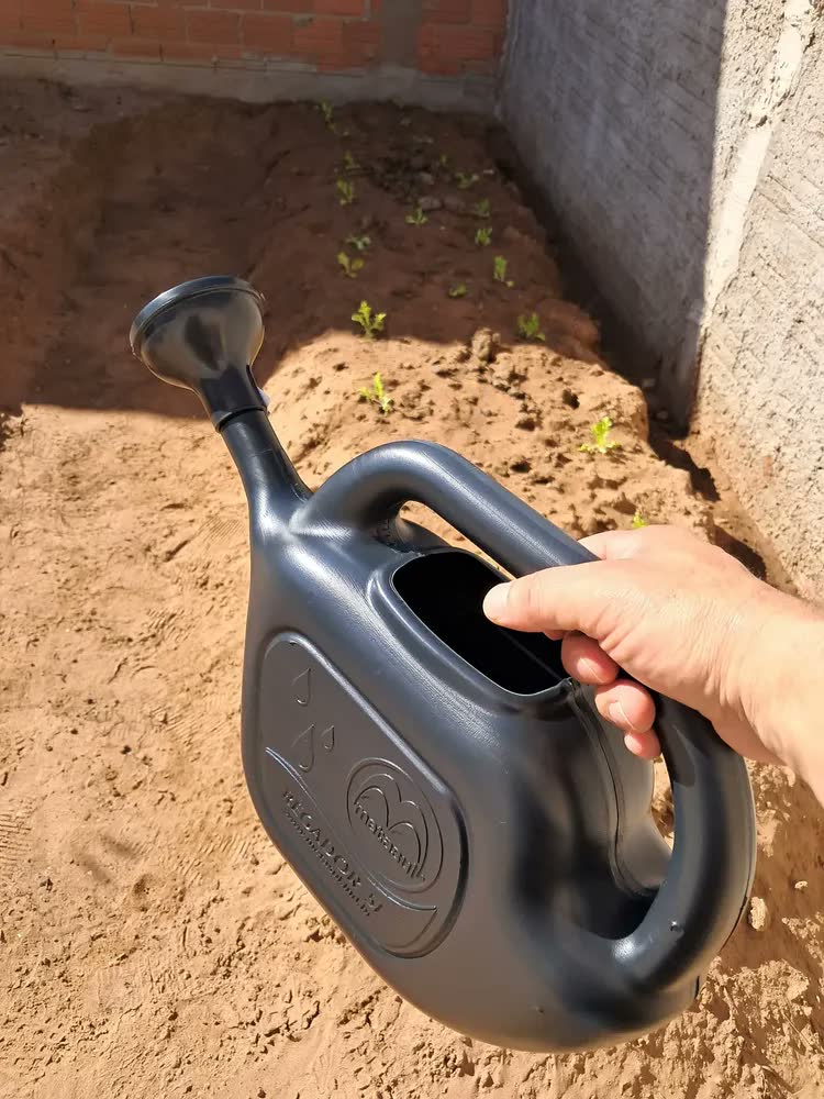foto de Regador Metasul P/jardim Universal Preto 5lt Horta Planta Cultivo Sítio Fazenda Agricultura Alça Irrigação Agrícola Domestico