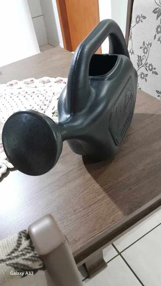 foto de Regador Metasul P/jardim Universal Preto 5lt Horta Planta Cultivo Sítio Fazenda Agricultura Alça Irrigação Agrícola Domestico
