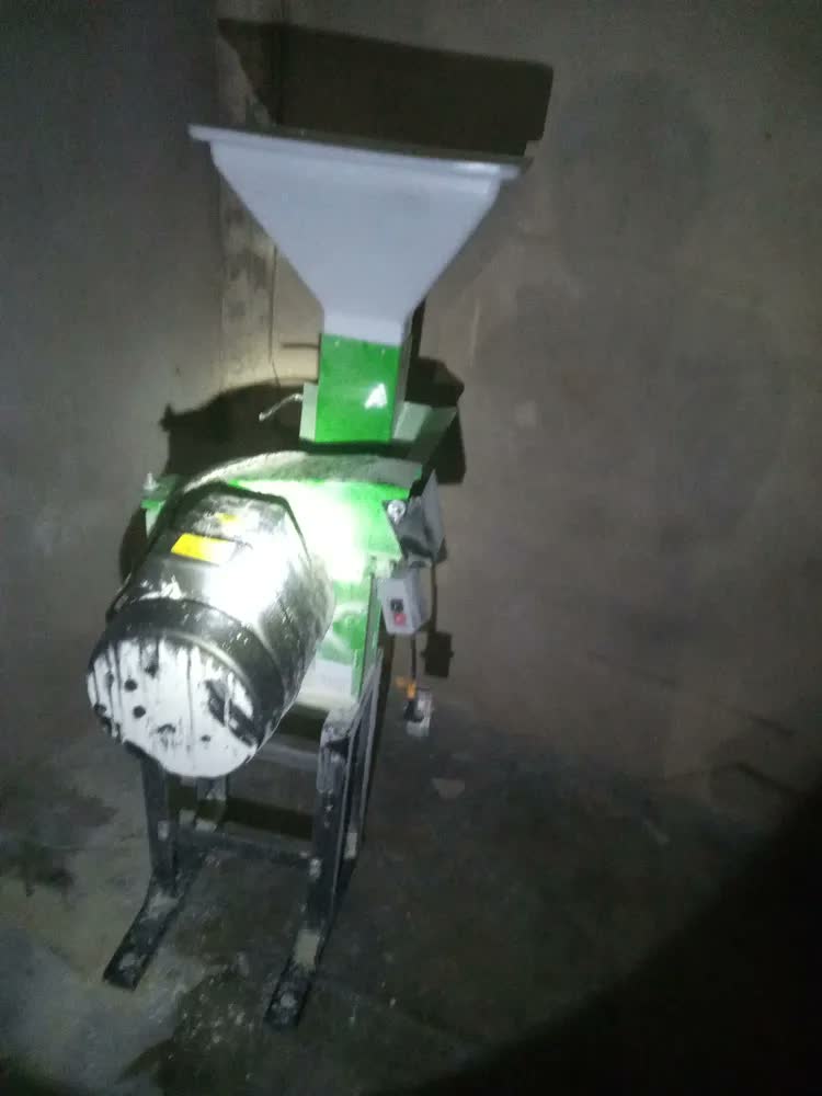 foto de Triturador Forrageiro Trf80 2cv Bivolt 6 Martelos Moveis Trapp