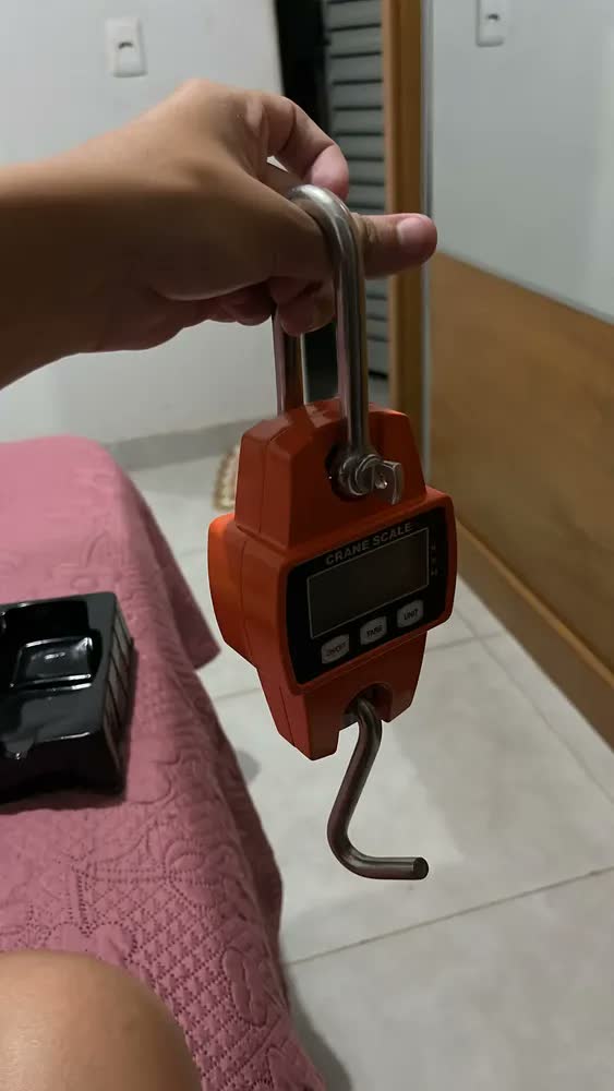 foto de Balança Pendurada Digital Portátil Gancho 300 Kg Quilo Libra Cor Preto