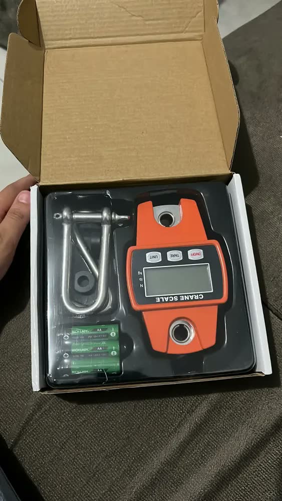 foto de Balança Pendurada Digital Portátil Gancho 300 Kg Quilo Libra Cor Preto