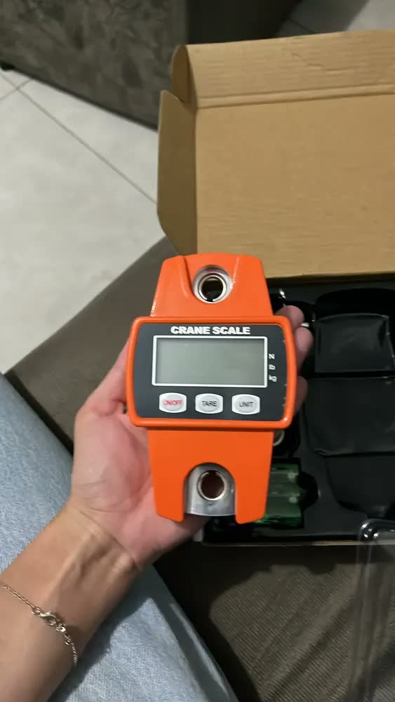 foto de Balança Pendurada Digital Portátil Gancho 300 Kg Quilo Libra Cor Preto