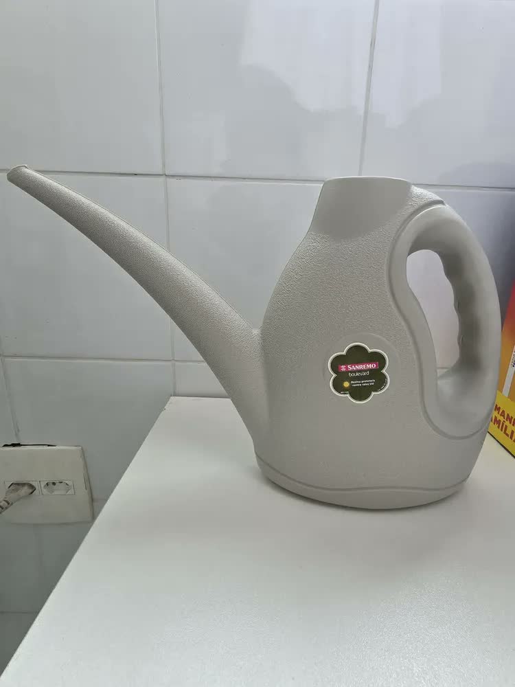 foto de Regador Plástico Sanremo Bico Fino 2 Litros para Plantas e Jardim Irrigação Casa Fácil de Usar Design Funcional e Leve