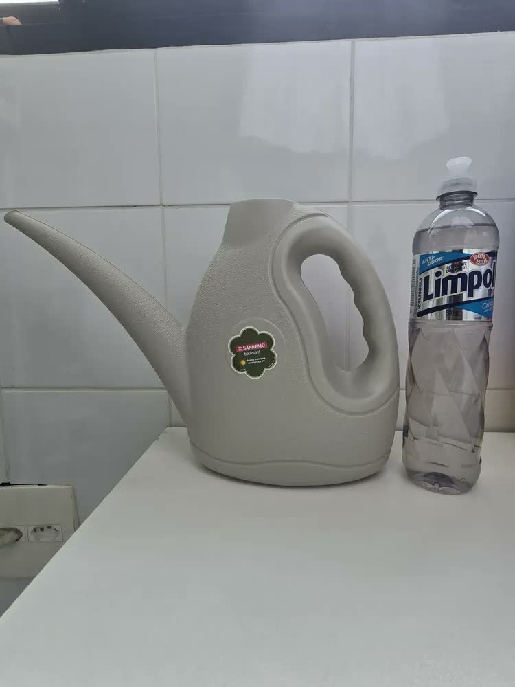 foto de Regador Plástico Sanremo Bico Fino 2 Litros para Plantas e Jardim Irrigação Casa Fácil de Usar Design Funcional e Leve
