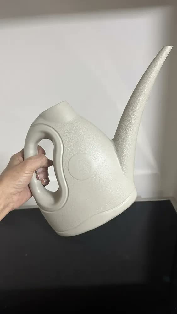 foto de Regador Plástico Sanremo Bico Fino 2 Litros para Plantas e Jardim Irrigação Casa Fácil de Usar Design Funcional e Leve