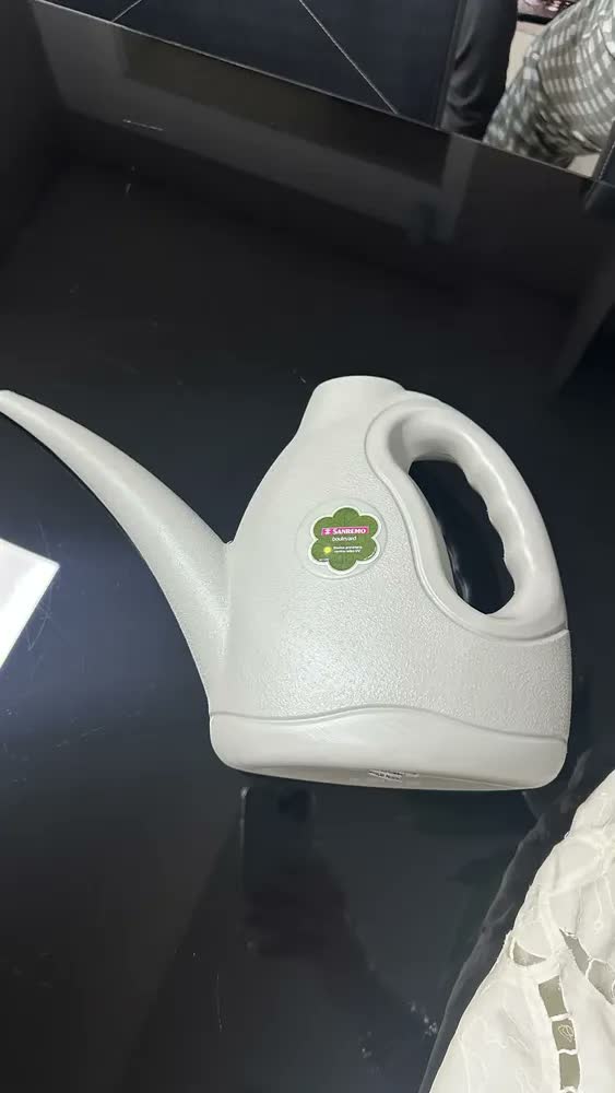 foto de Regador Plástico Sanremo Bico Fino 2 Litros para Plantas e Jardim Irrigação Casa Fácil de Usar Design Funcional e Leve