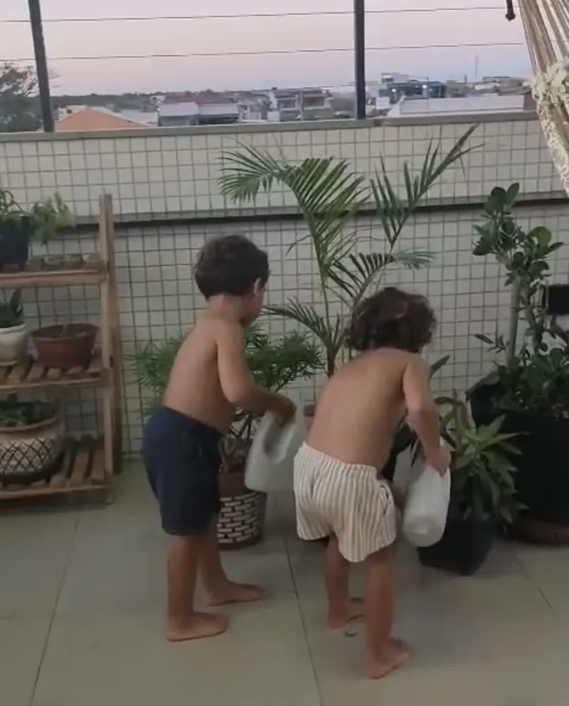 foto de Regador Plástico Sanremo Bico Fino 2 Litros para Plantas e Jardim Irrigação Casa Fácil de Usar Design Funcional e Leve