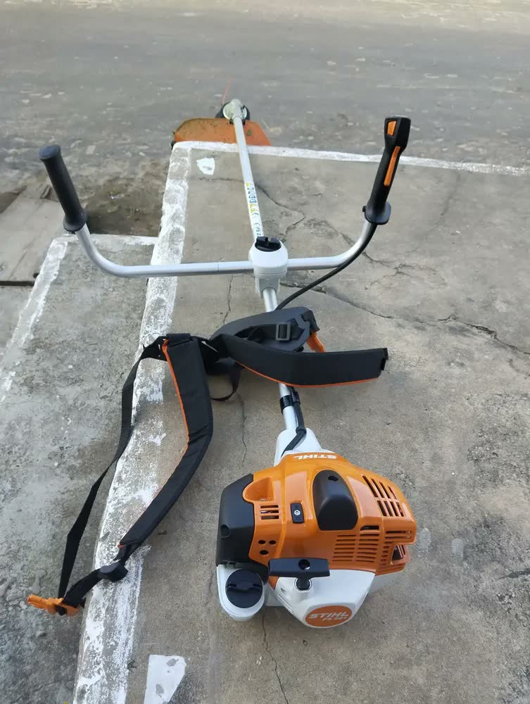 foto de Roçadeira Stihl FS 221 Modelo Novo c/ Lamina 03 Facas a gasolina motor 2T