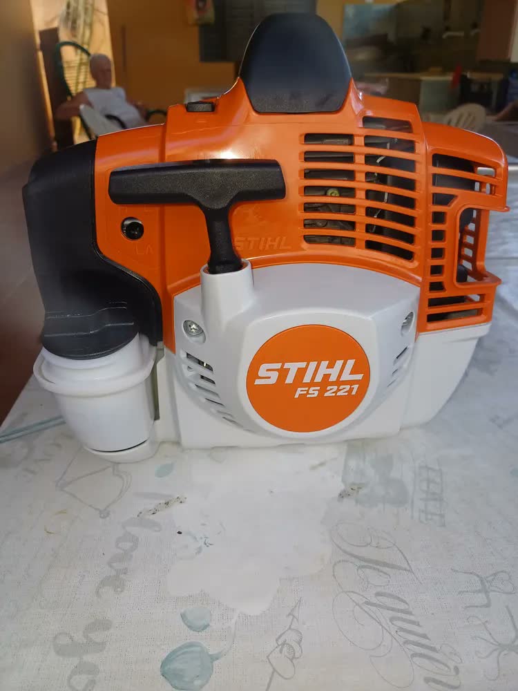 foto de Roçadeira Stihl FS 221 Modelo Novo c/ Lamina 03 Facas a gasolina motor 2T