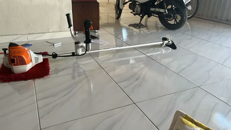 foto de Roçadeira Stihl FS 221 Modelo Novo c/ Lamina 03 Facas a gasolina motor 2T