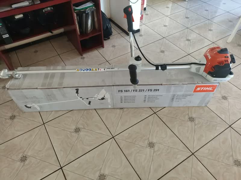 foto de Roçadeira Stihl FS 221 Modelo Novo c/ Lamina 03 Facas a gasolina motor 2T
