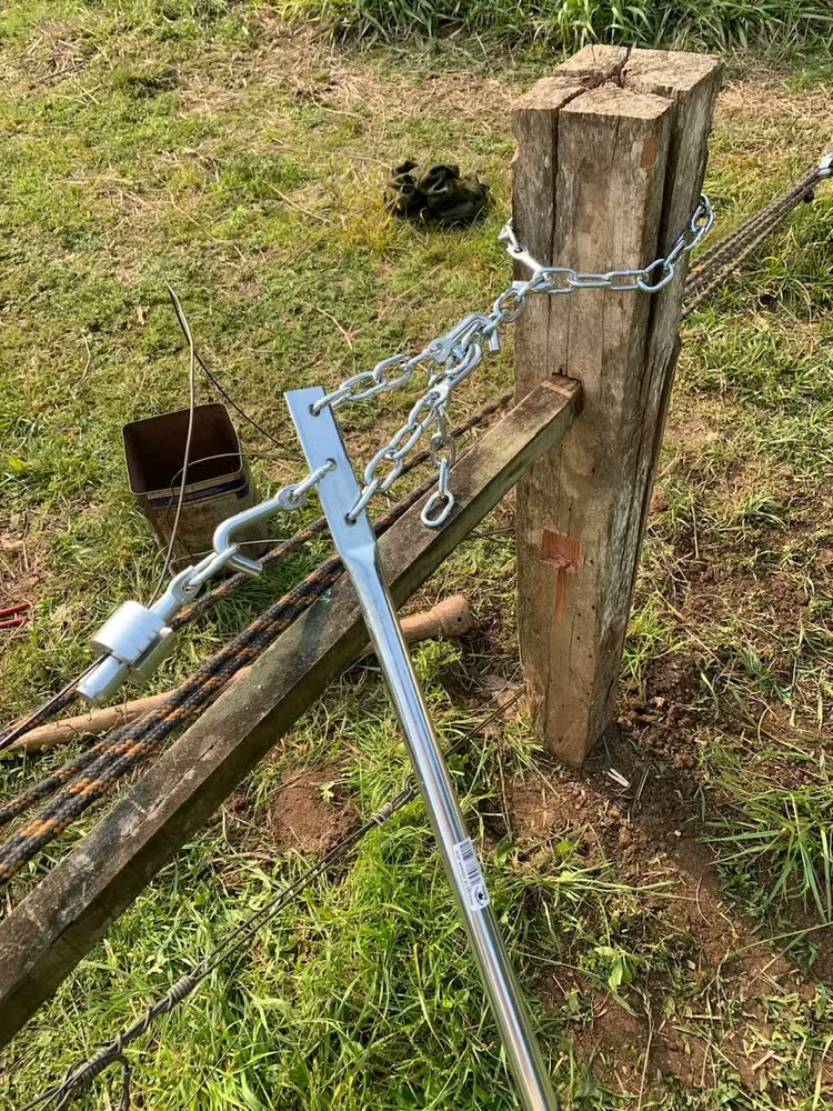 foto de Esticador De Cerca Arame Liso E Farpado Maquina Bufalo de Aramar Leve em Aço Forjado