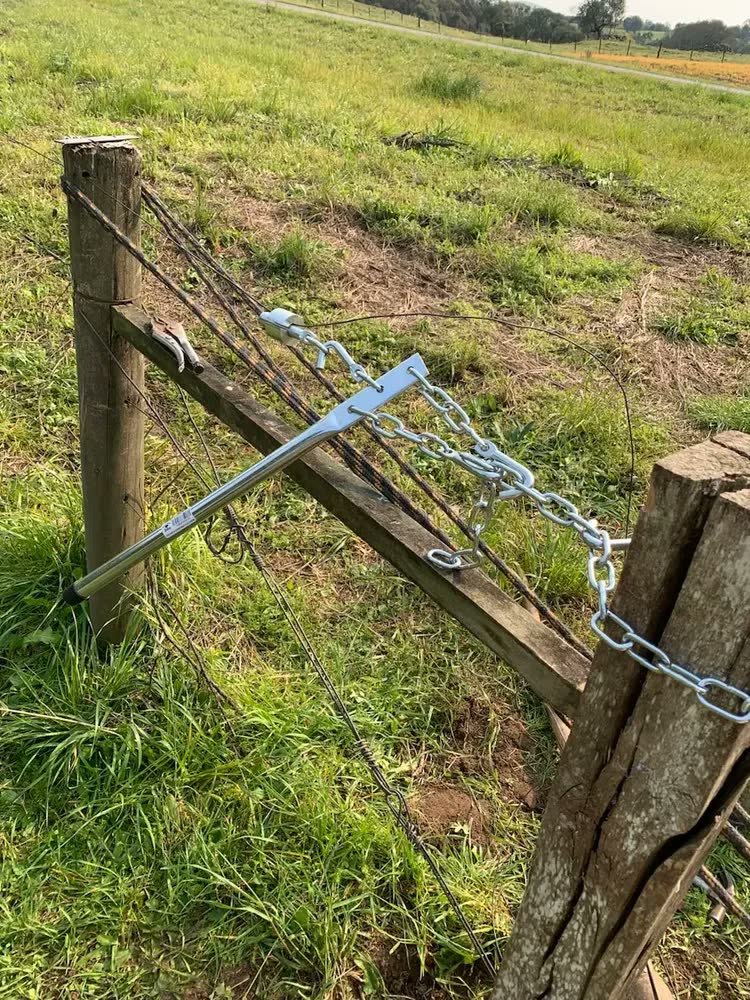foto de Esticador De Cerca Arame Liso E Farpado Maquina Bufalo de Aramar Leve em Aço Forjado