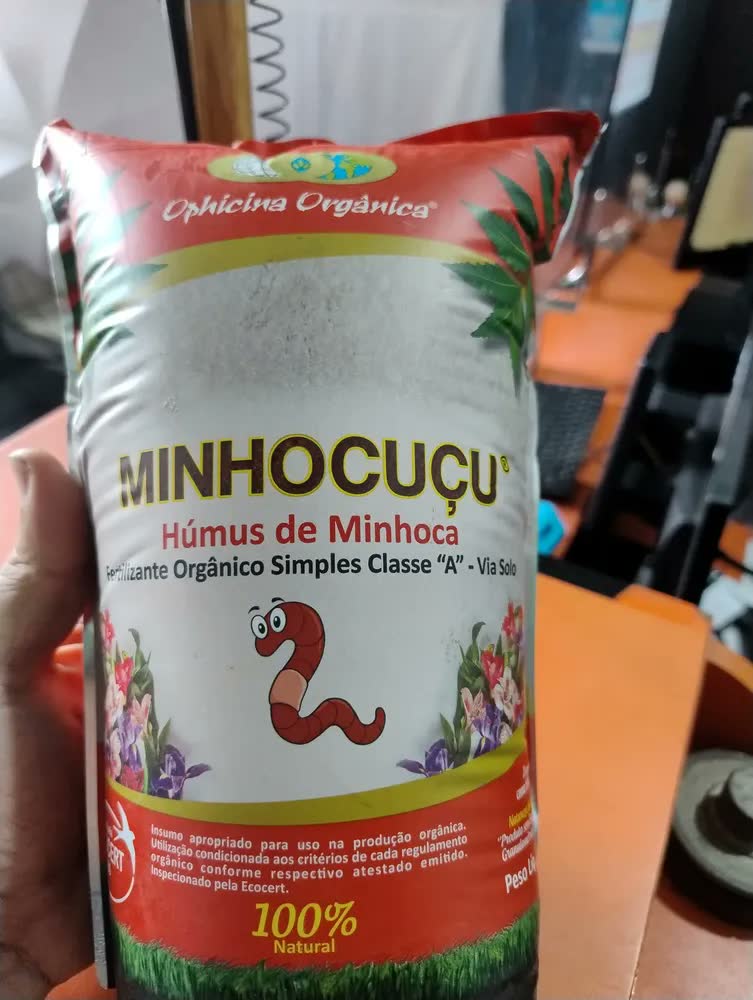 foto de Húmus de Minhoca Ophicina Orgânica Minhocuçu Farelado 1kg para Planta