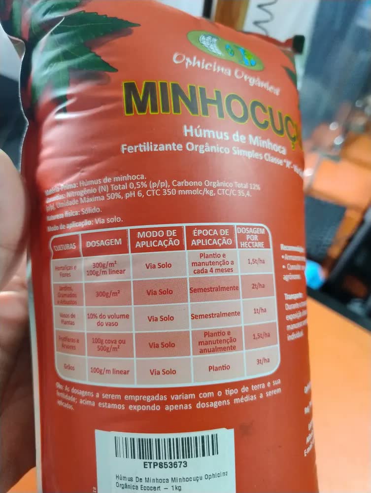 foto de Húmus de Minhoca Ophicina Orgânica Minhocuçu Farelado 1kg para Planta