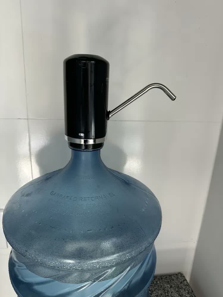 foto de Bebedouro Bomba Elétrica Para Galão De Água Momo Lifestyle Cor Pantera Negra