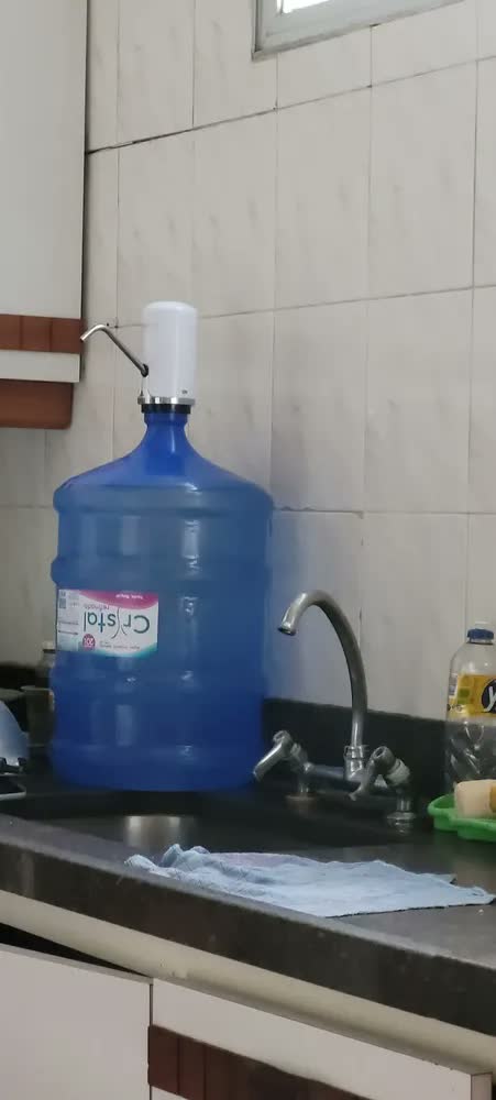foto de Bebedouro Bomba Elétrica Para Galão De Água Momo Lifestyle Cor Pantera Negra