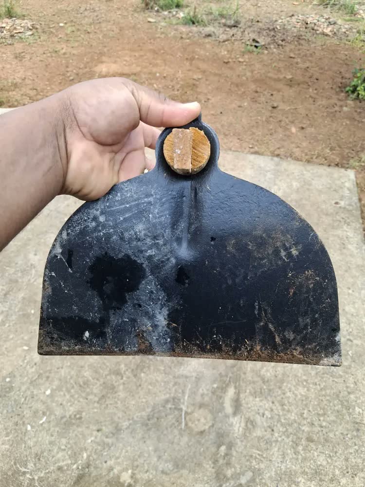foto de Enxada Larga Goivada 2,50l Com Cabo Torneado 100250 Paraboni