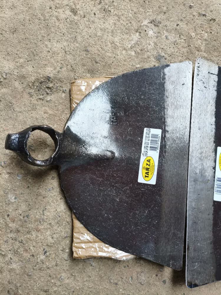foto de Enxada Larga Goivada Amolada Forjada 2,0 Sem Cabo Tarza