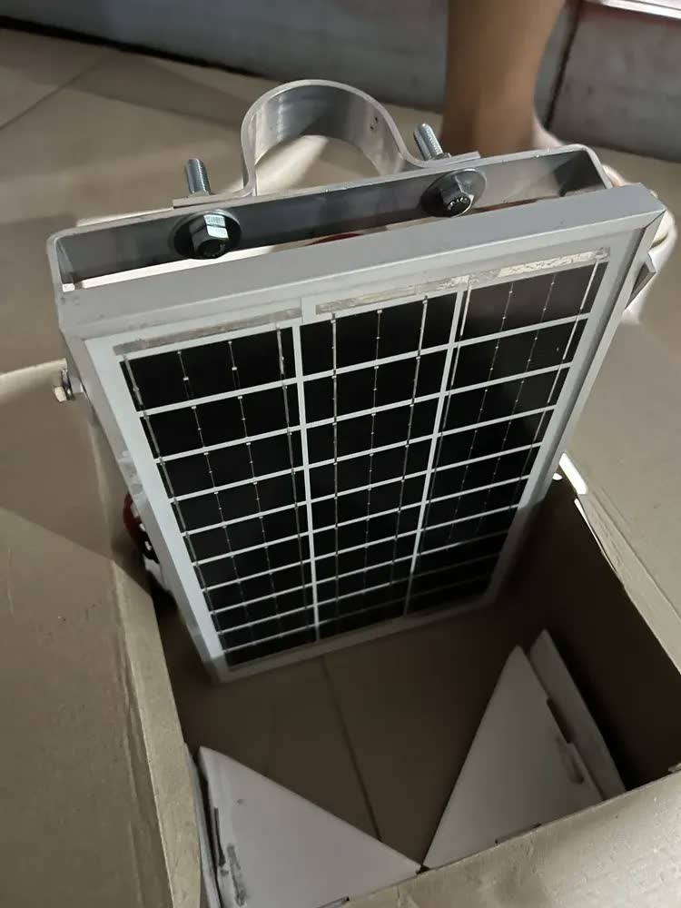 foto de Eletrificador de Cerca Elétrica Solar 35km Zebu Bateria Autônomo