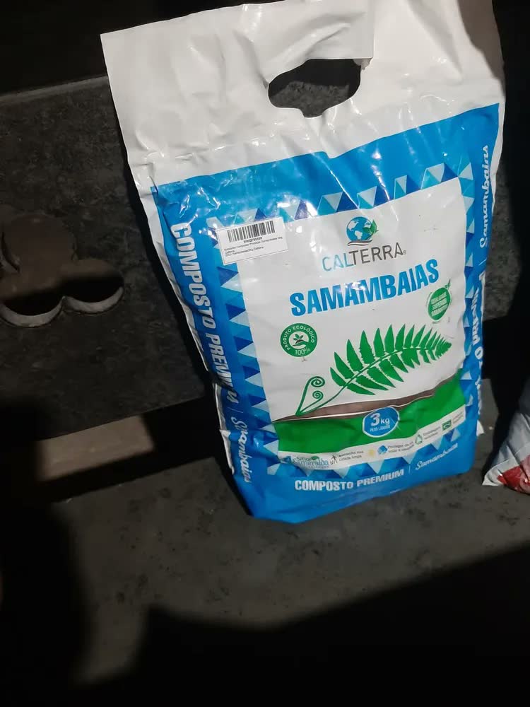 foto de Composto Para Jardim Calterra 3kg Substrato Premium Flores Folhagens