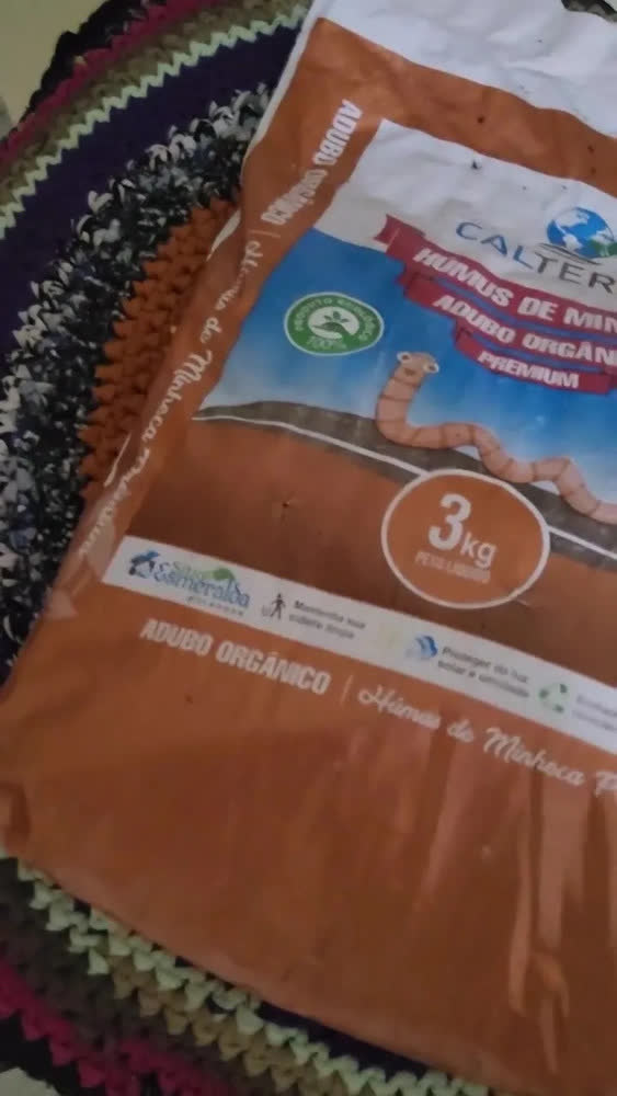 foto de Húmus de Minhocas Calterra 10kg Adubo Orgânico Fertilizante Terra Adubada