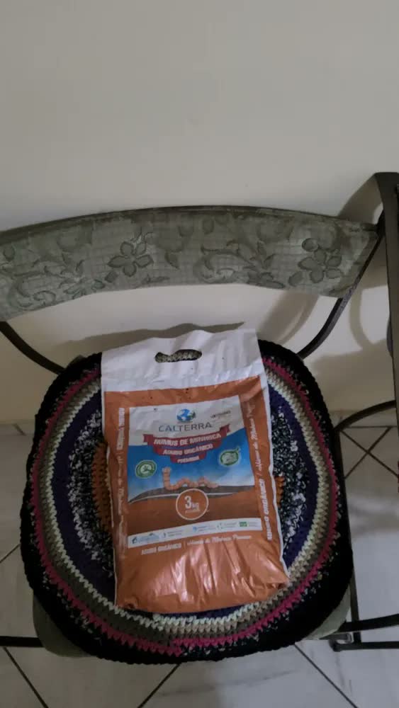 foto de Húmus de Minhocas Calterra 10kg Adubo Orgânico Fertilizante Terra Adubada