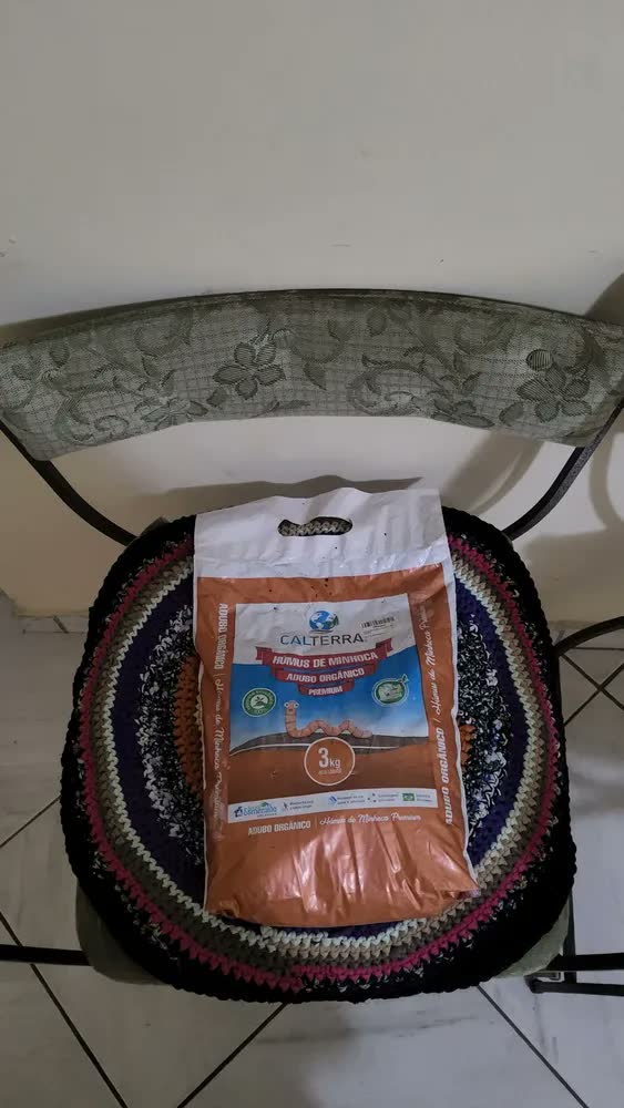 foto de Húmus de Minhocas Calterra 10kg Adubo Orgânico Fertilizante Terra Adubada