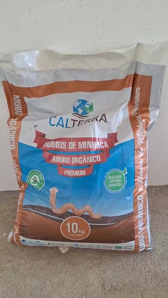 foto de Húmus de Minhocas Calterra 10kg Adubo Orgânico Fertilizante Terra Adubada