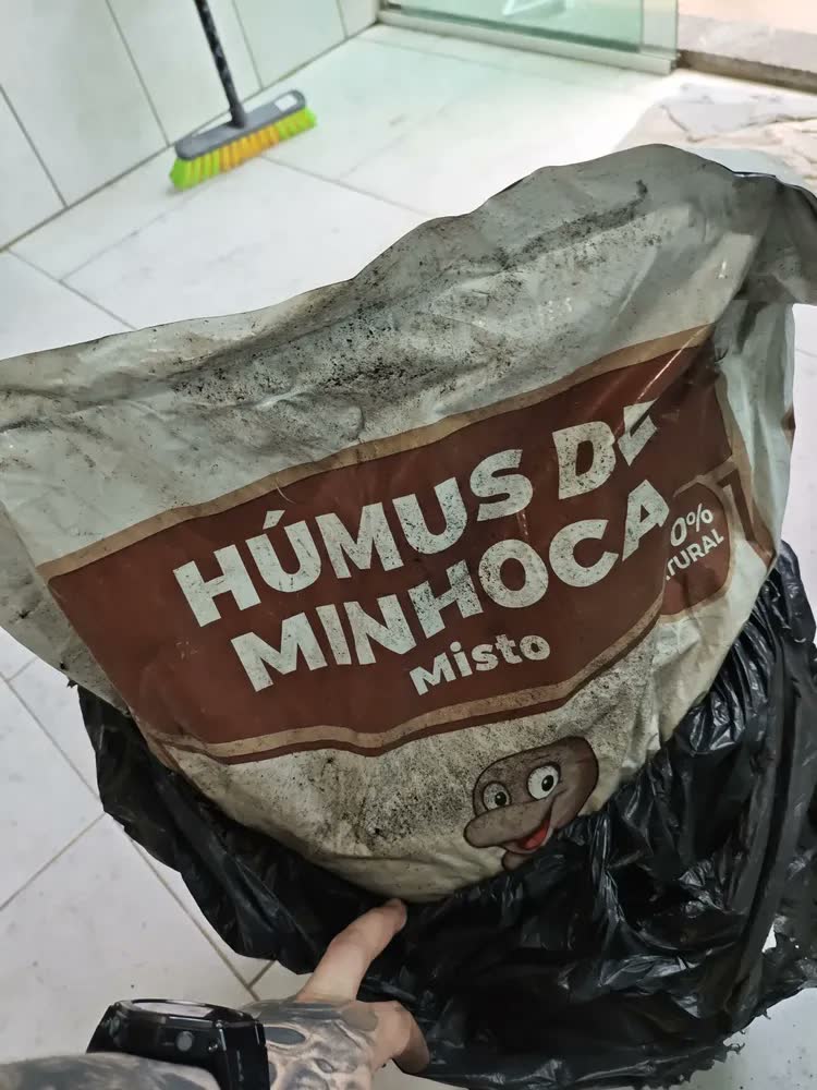 foto de Adubo Orgânico Húmus de Minhoca Mogifertil 2kg para Hortas e Jardins