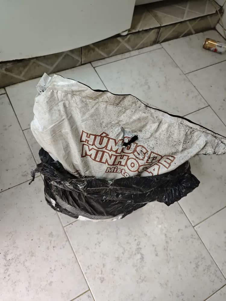 foto de Adubo Orgânico Húmus de Minhoca Mogifertil 2kg para Hortas e Jardins