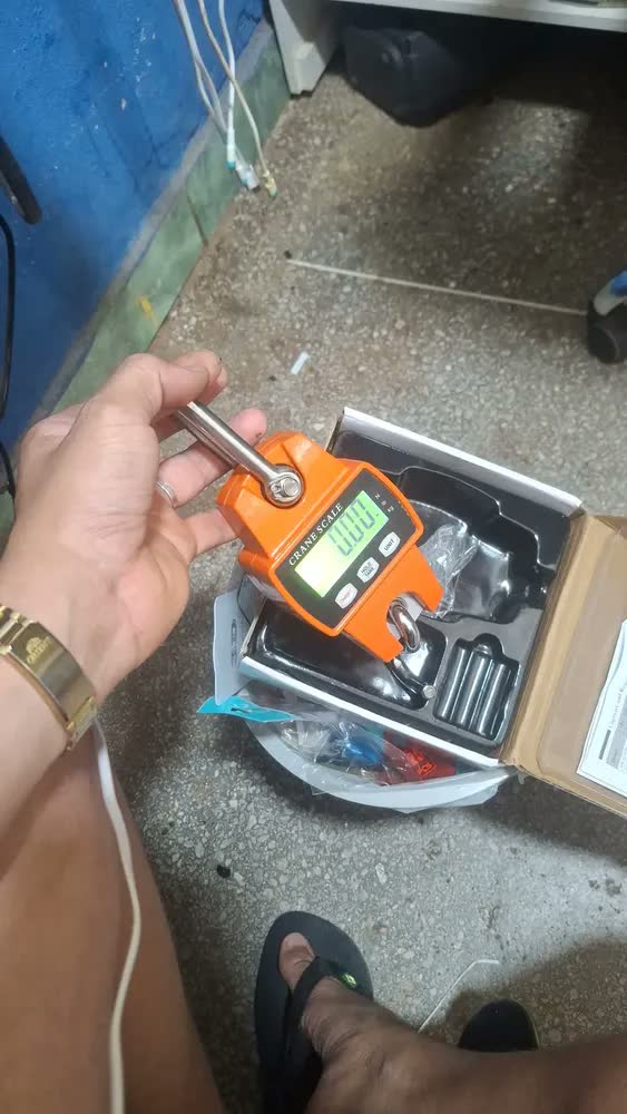 foto de Balança Digital De Gancho Portátil Pesca Mercado 100kg 300kg