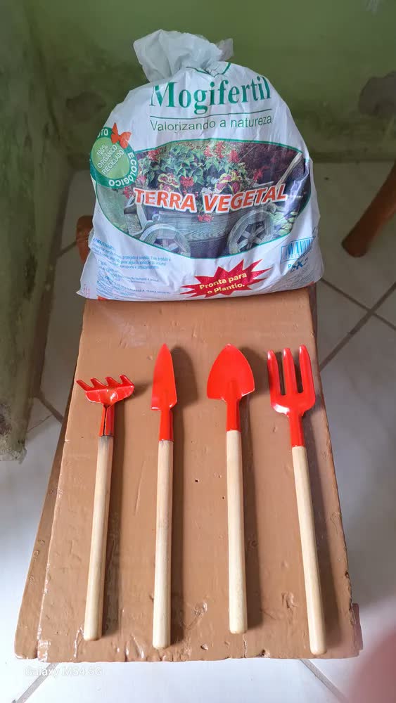 foto de Terra Vegetal Adubada Orgânica 20 Kg Para Jardins e Hortas