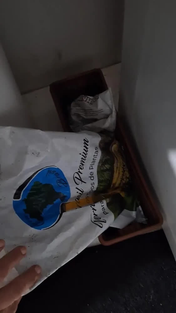 foto de Terra Vegetal Adubada Terra Brasil 8L 5kg Com Húmus Para Plantas