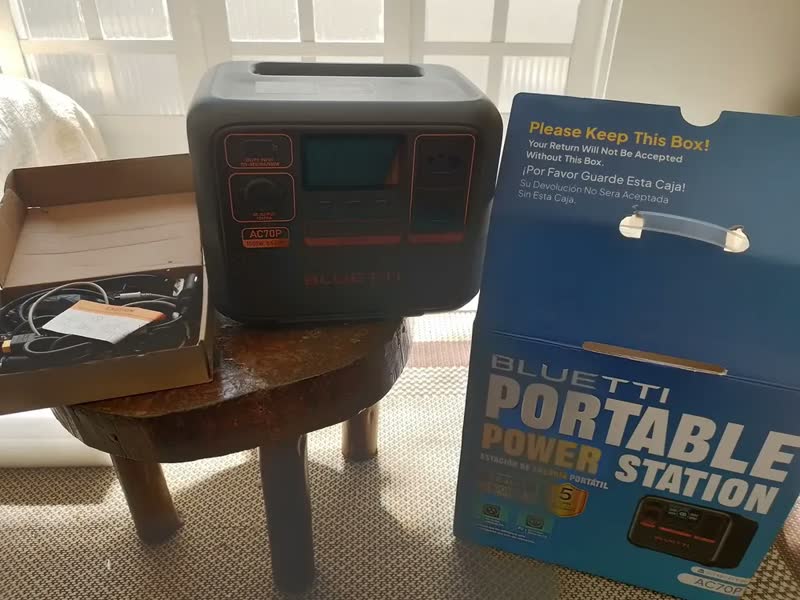 foto de Estação de Energia Portátil Bluetti AC70P, 1000W, 864Wh, Bateria LiFePO4, Carregamento Turbo e Controle Via App 127V